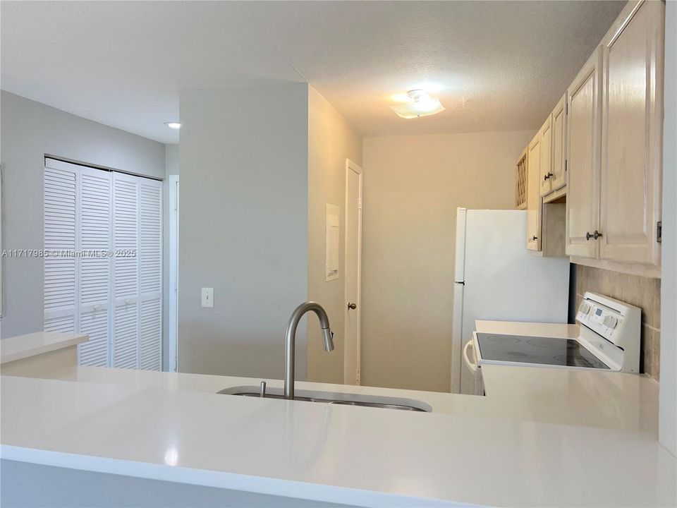 For Rent: $2,050 (2 beds, 1 baths, 847 Square Feet)