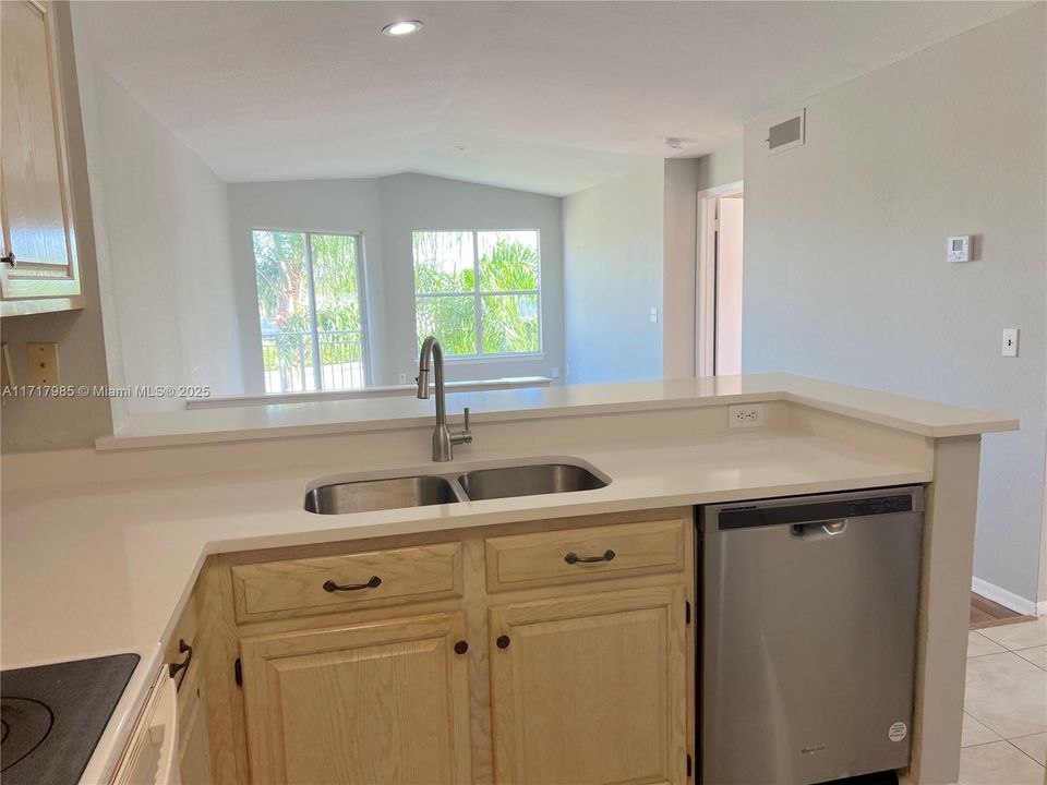 For Rent: $2,050 (2 beds, 1 baths, 847 Square Feet)