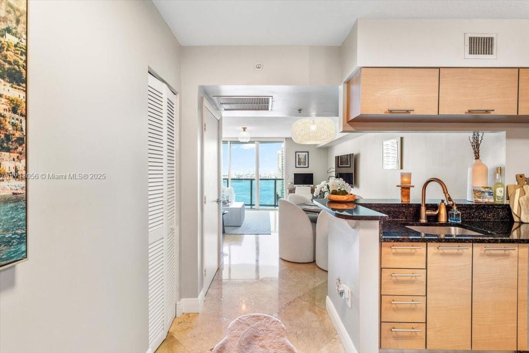 For Sale: $615,000 (1 beds, 2 baths, 902 Square Feet)