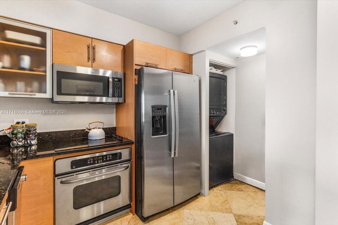 For Sale: $615,000 (1 beds, 2 baths, 902 Square Feet)