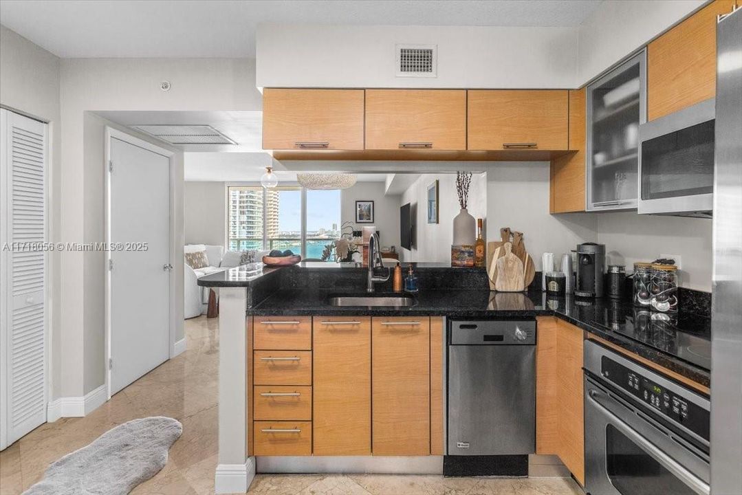 For Sale: $615,000 (1 beds, 2 baths, 902 Square Feet)