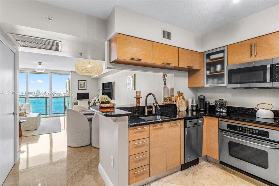 For Sale: $615,000 (1 beds, 2 baths, 902 Square Feet)