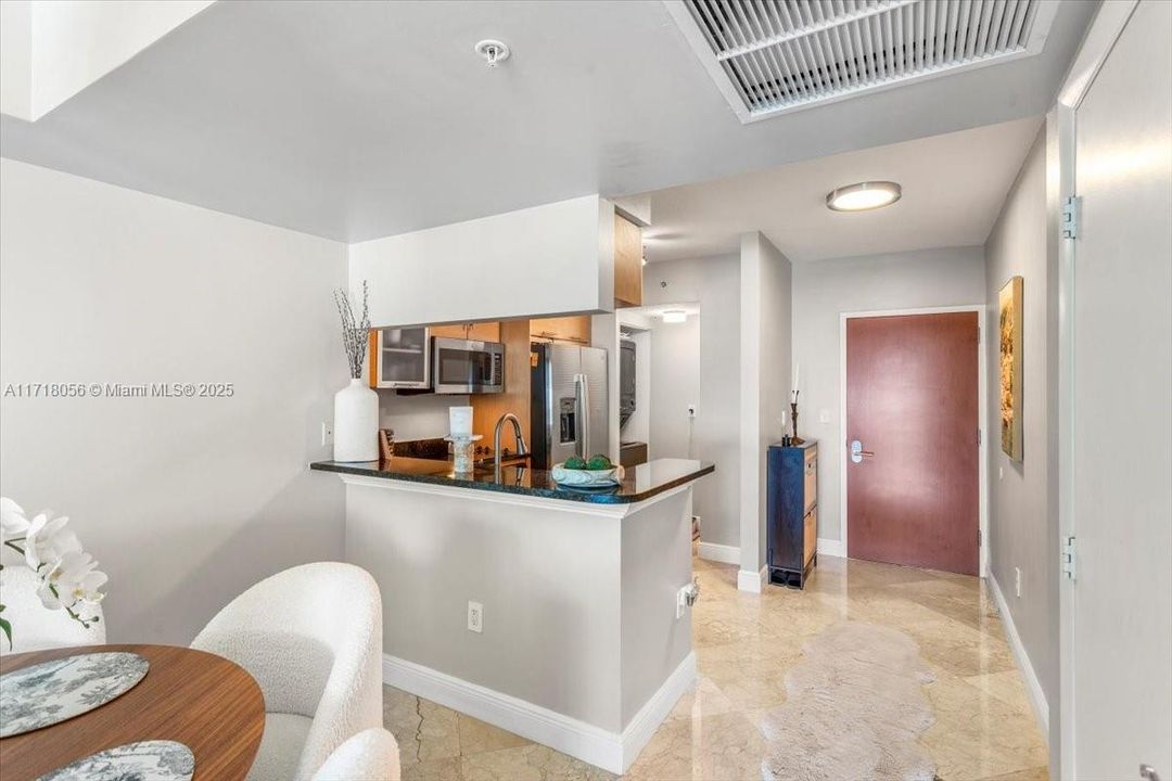 For Sale: $615,000 (1 beds, 2 baths, 902 Square Feet)