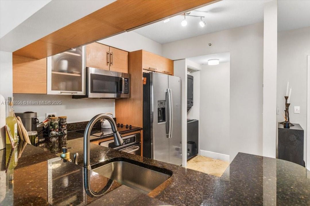 For Sale: $615,000 (1 beds, 2 baths, 902 Square Feet)