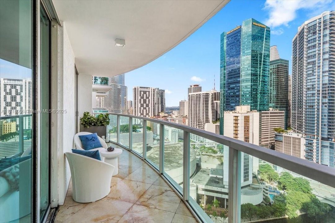 For Sale: $615,000 (1 beds, 2 baths, 902 Square Feet)