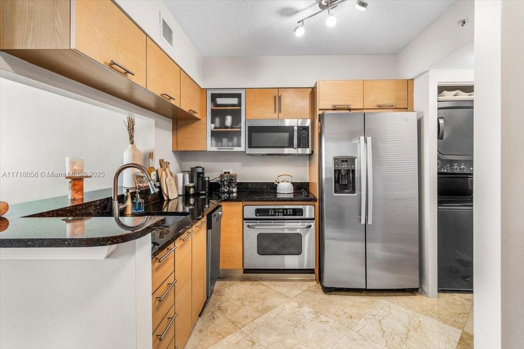 For Sale: $615,000 (1 beds, 2 baths, 902 Square Feet)