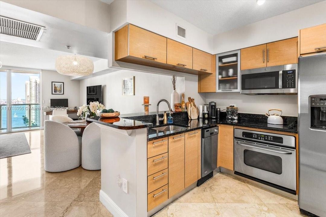 For Sale: $615,000 (1 beds, 2 baths, 902 Square Feet)