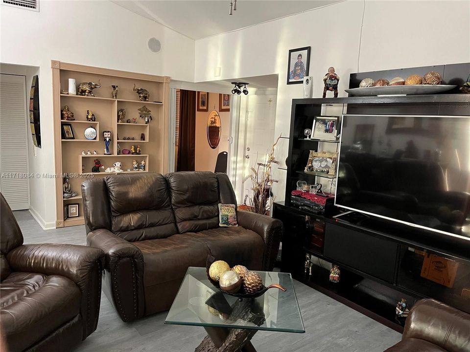 For Sale: $264,900 (3 beds, 2 baths, 1195 Square Feet)