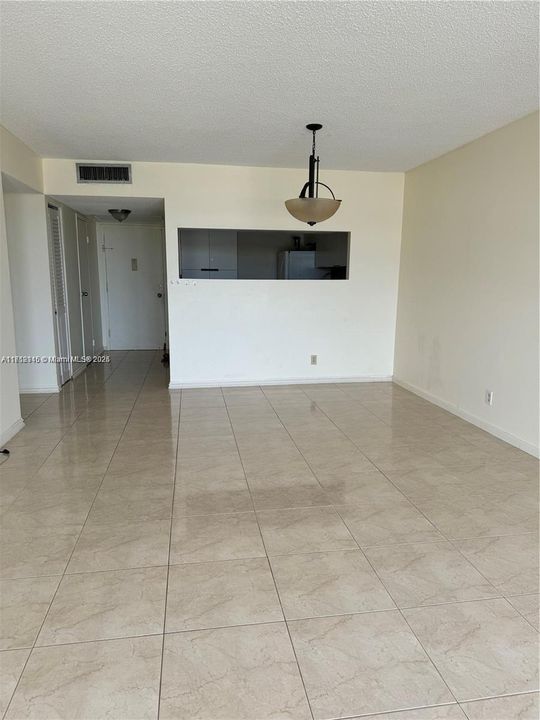 For Rent: $1,800 (1 beds, 1 baths, 915 Square Feet)