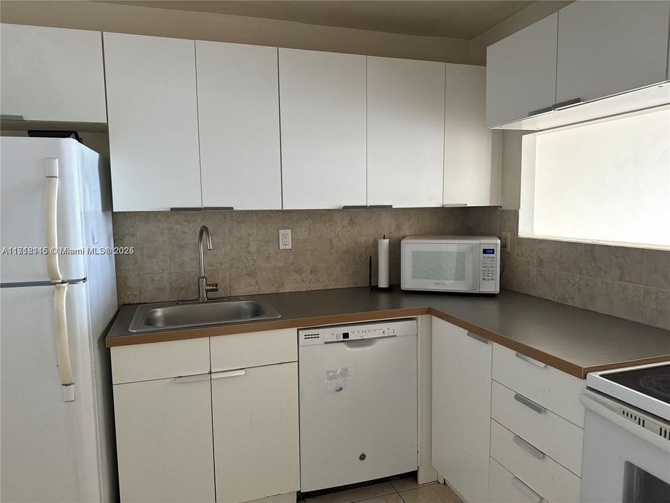 For Rent: $1,800 (1 beds, 1 baths, 915 Square Feet)