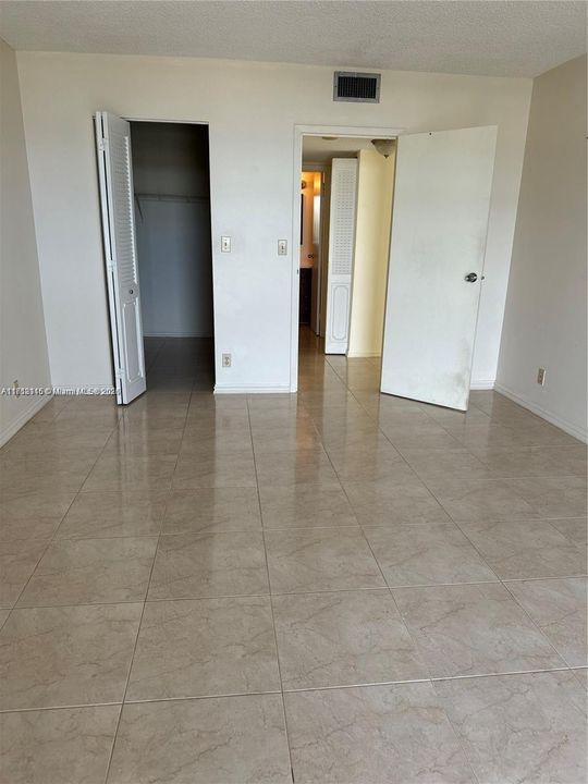 For Rent: $1,800 (1 beds, 1 baths, 915 Square Feet)