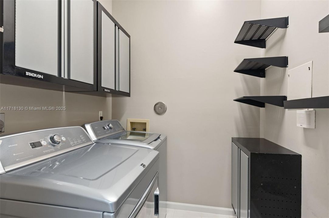 For Sale: $430,000 (2 beds, 2 baths, 1834 Square Feet)