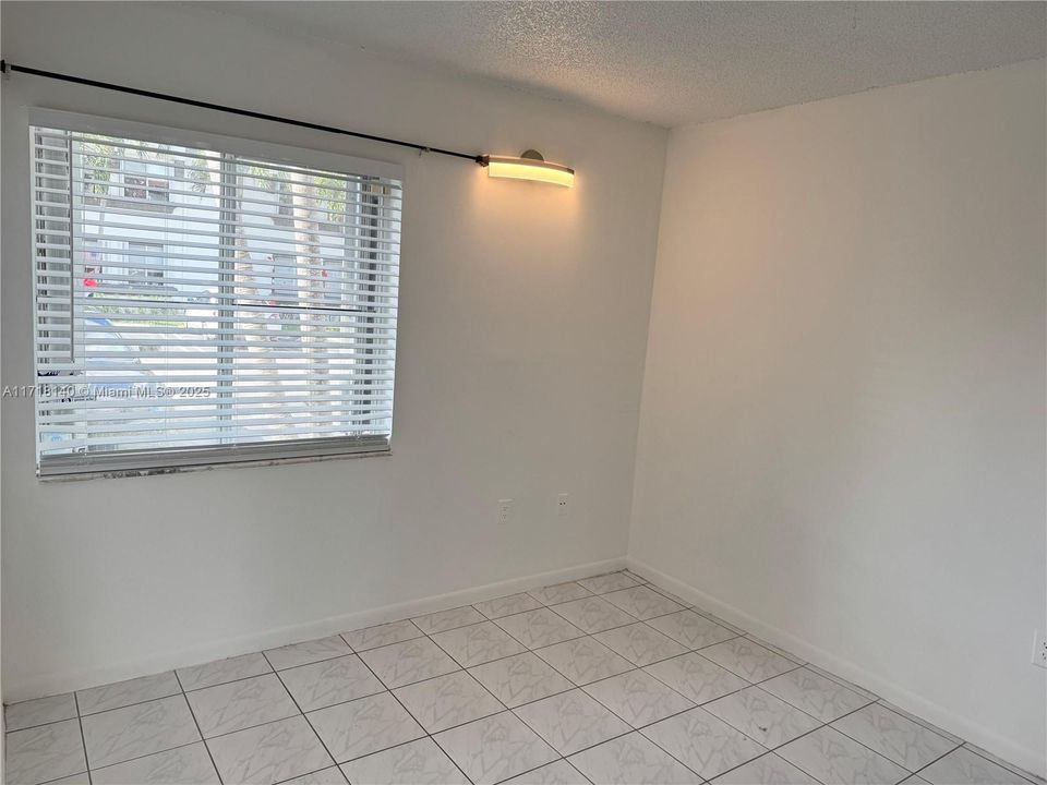 For Rent: $2,695 (3 beds, 2 baths, 1090 Square Feet)