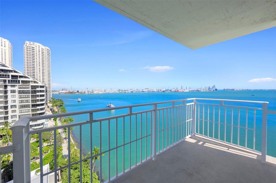 For Sale: $650,000 (2 beds, 2 baths, 1065 Square Feet)