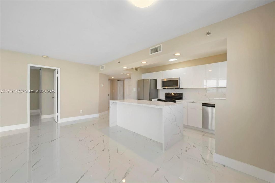 For Sale: $650,000 (2 beds, 2 baths, 1065 Square Feet)