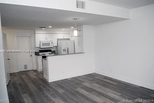 For Rent: $2,800 (2 beds, 1 baths, 969 Square Feet)