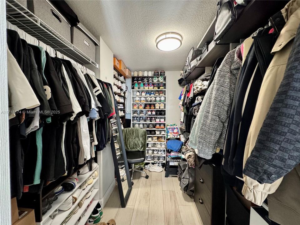 Master walking closet.