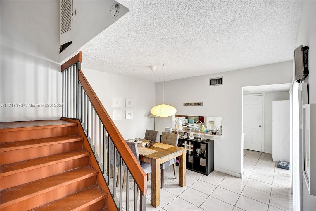 For Sale: $390,000 (2 beds, 1 baths, 1085 Square Feet)