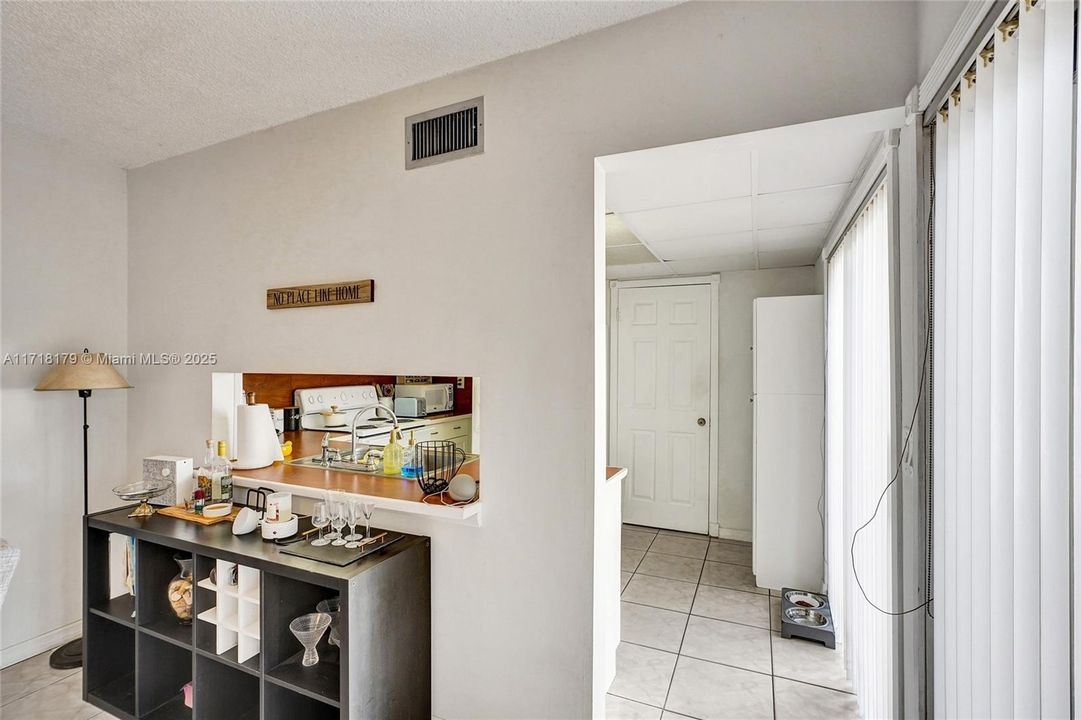 For Sale: $390,000 (2 beds, 1 baths, 1085 Square Feet)