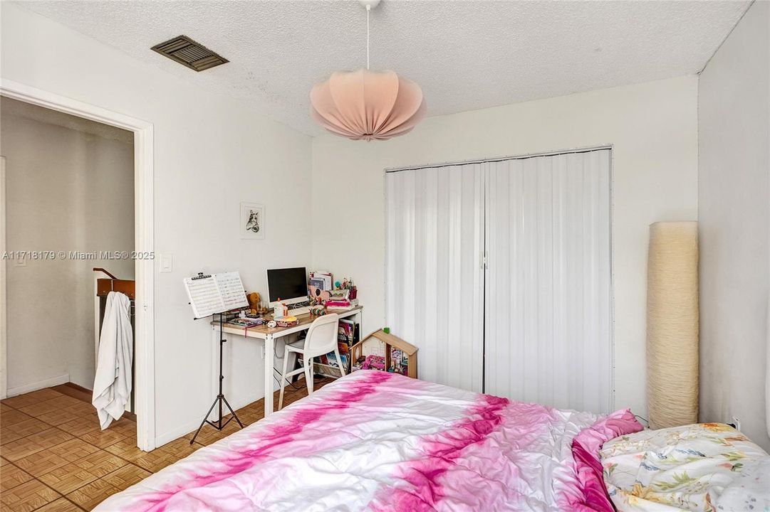 For Sale: $390,000 (2 beds, 1 baths, 1085 Square Feet)