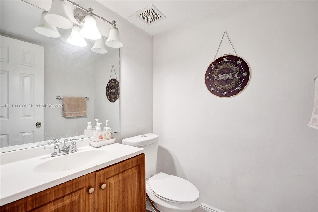 For Sale: $390,000 (2 beds, 1 baths, 1085 Square Feet)