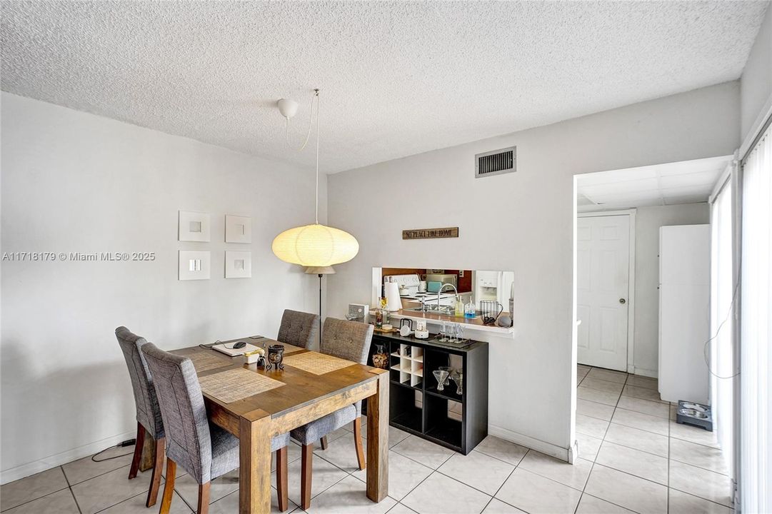 For Sale: $390,000 (2 beds, 1 baths, 1085 Square Feet)