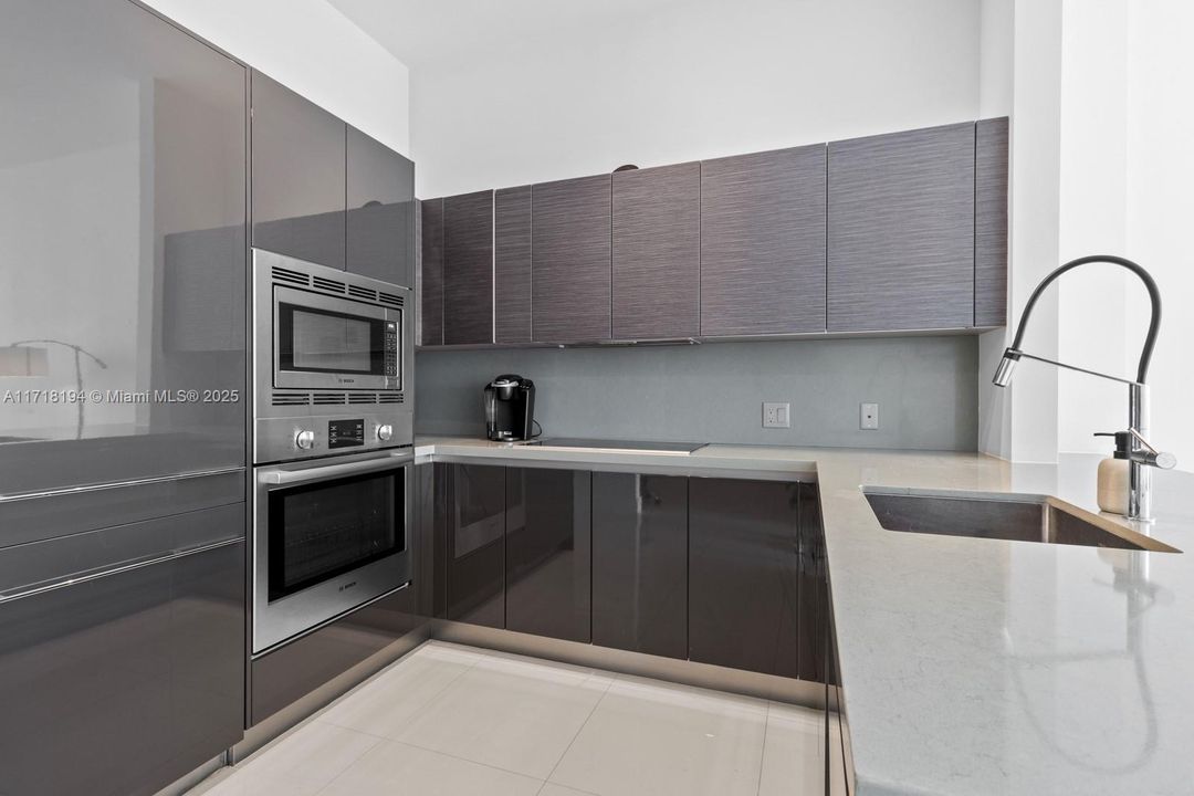 For Sale: $589,000 (1 beds, 1 baths, 748 Square Feet)