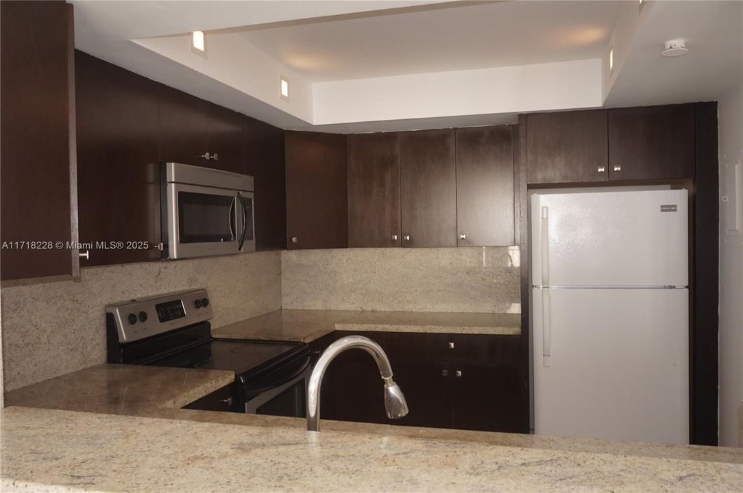 For Sale: $295,000 (1 beds, 1 baths, 890 Square Feet)