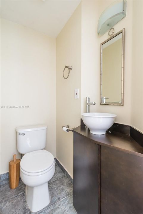 For Sale: $450,000 (2 beds, 1 baths, 860 Square Feet)