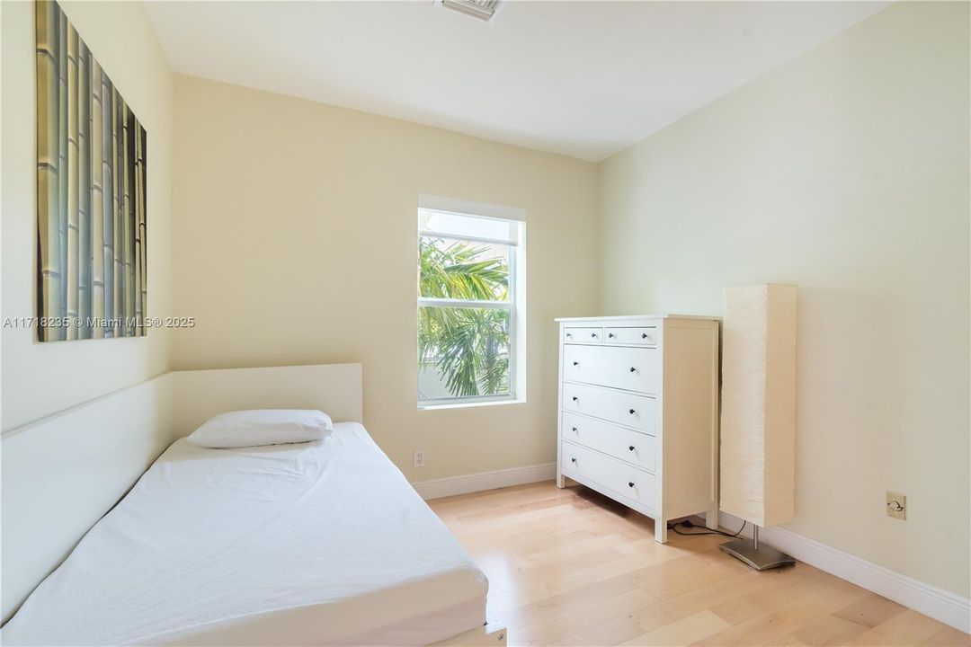 For Sale: $450,000 (2 beds, 1 baths, 860 Square Feet)