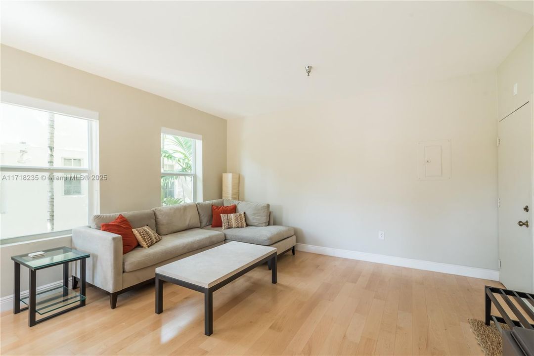 For Sale: $450,000 (2 beds, 1 baths, 860 Square Feet)