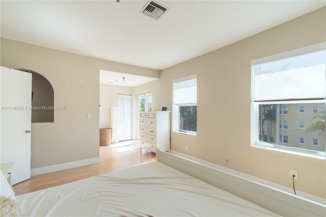 For Sale: $450,000 (2 beds, 1 baths, 860 Square Feet)