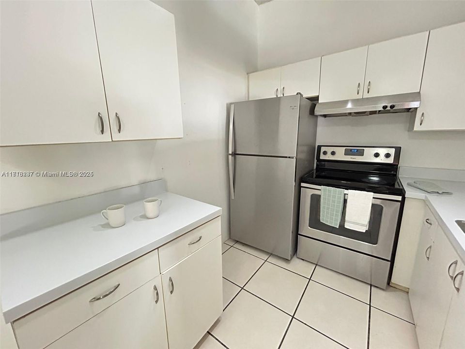 For Rent: $2,195 (2 beds, 2 baths, 870 Square Feet)