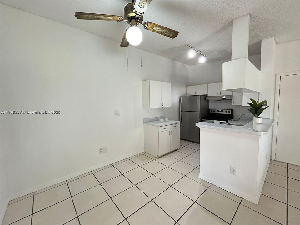 For Rent: $2,195 (2 beds, 2 baths, 870 Square Feet)