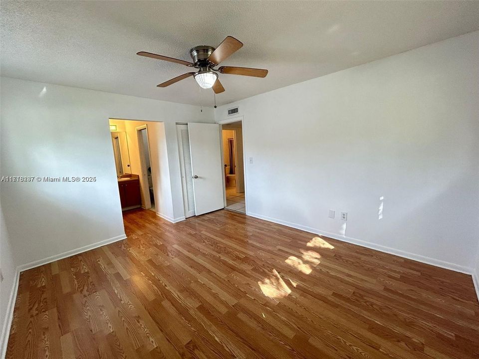 For Rent: $2,195 (2 beds, 2 baths, 870 Square Feet)