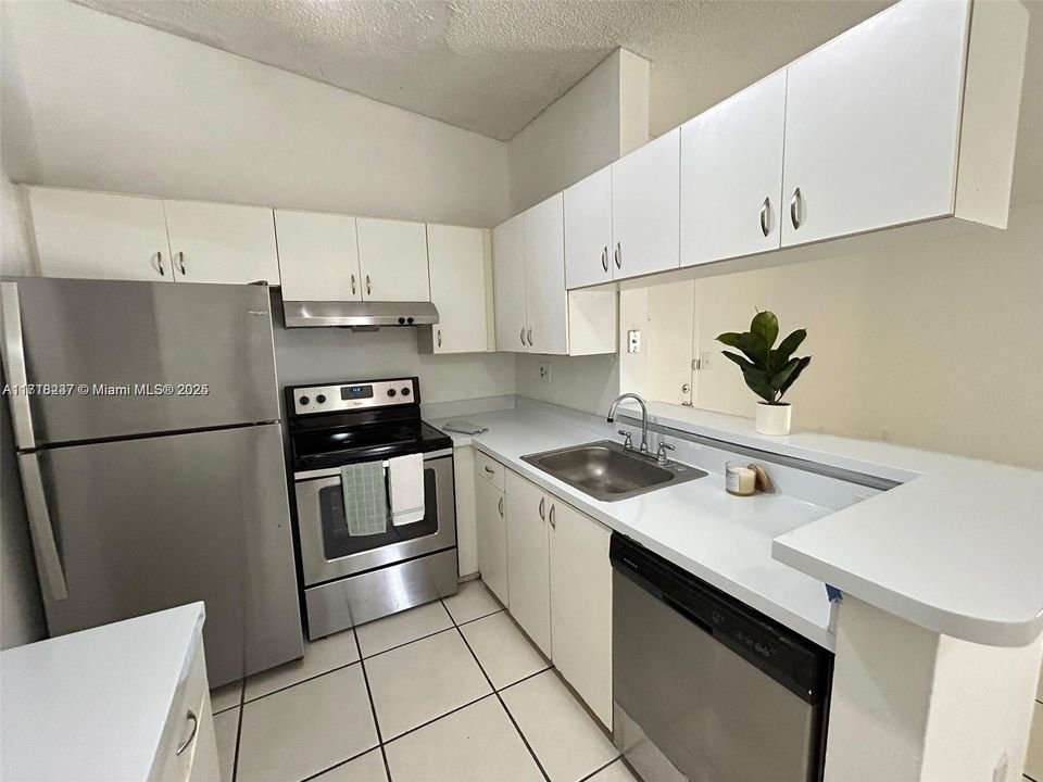 For Rent: $2,195 (2 beds, 2 baths, 870 Square Feet)