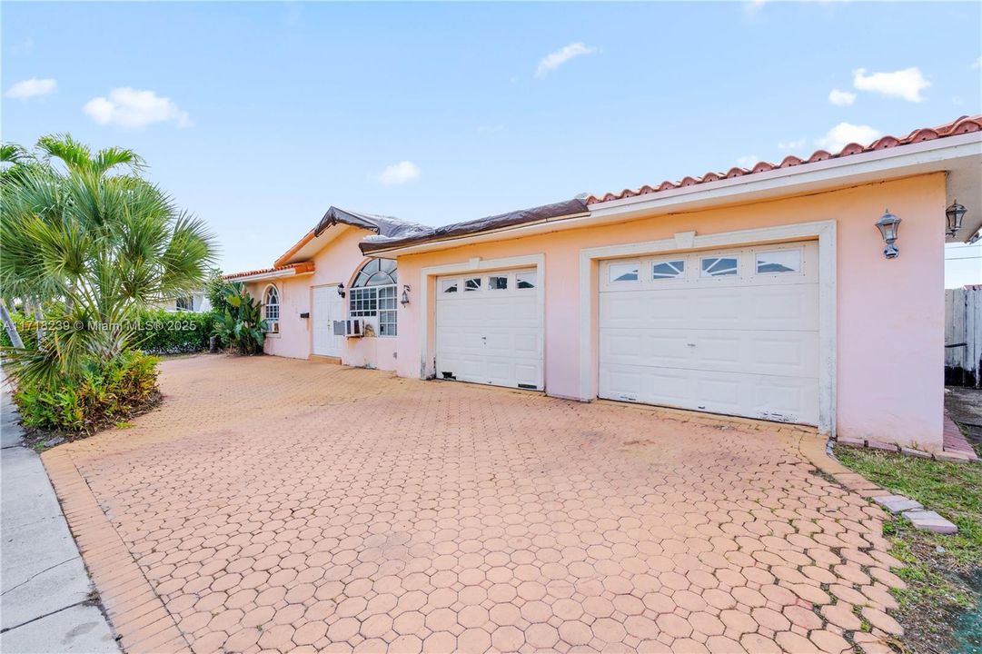 For Sale: $574,900 (3 beds, 2 baths, 2751 Square Feet)