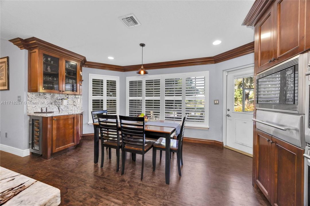 最近售出: $1,250,000 (4 贝兹, 5 浴室, 4698 平方英尺)