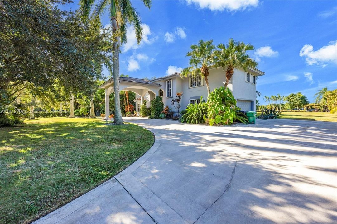 最近售出: $1,250,000 (4 贝兹, 5 浴室, 4698 平方英尺)