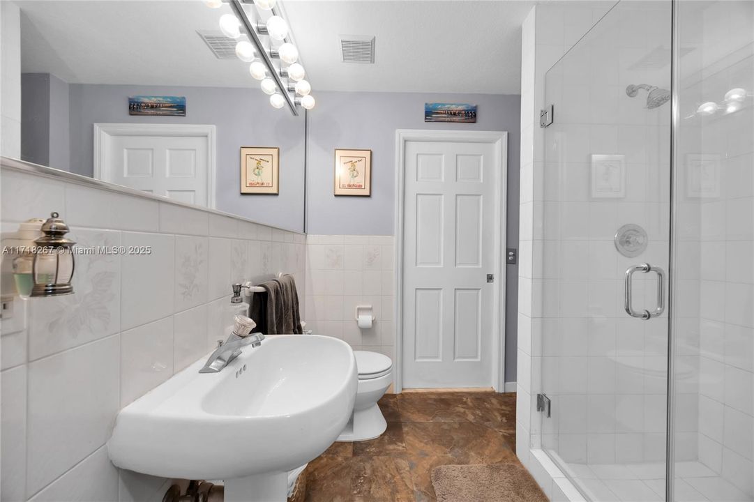 最近售出: $1,250,000 (4 贝兹, 5 浴室, 4698 平方英尺)