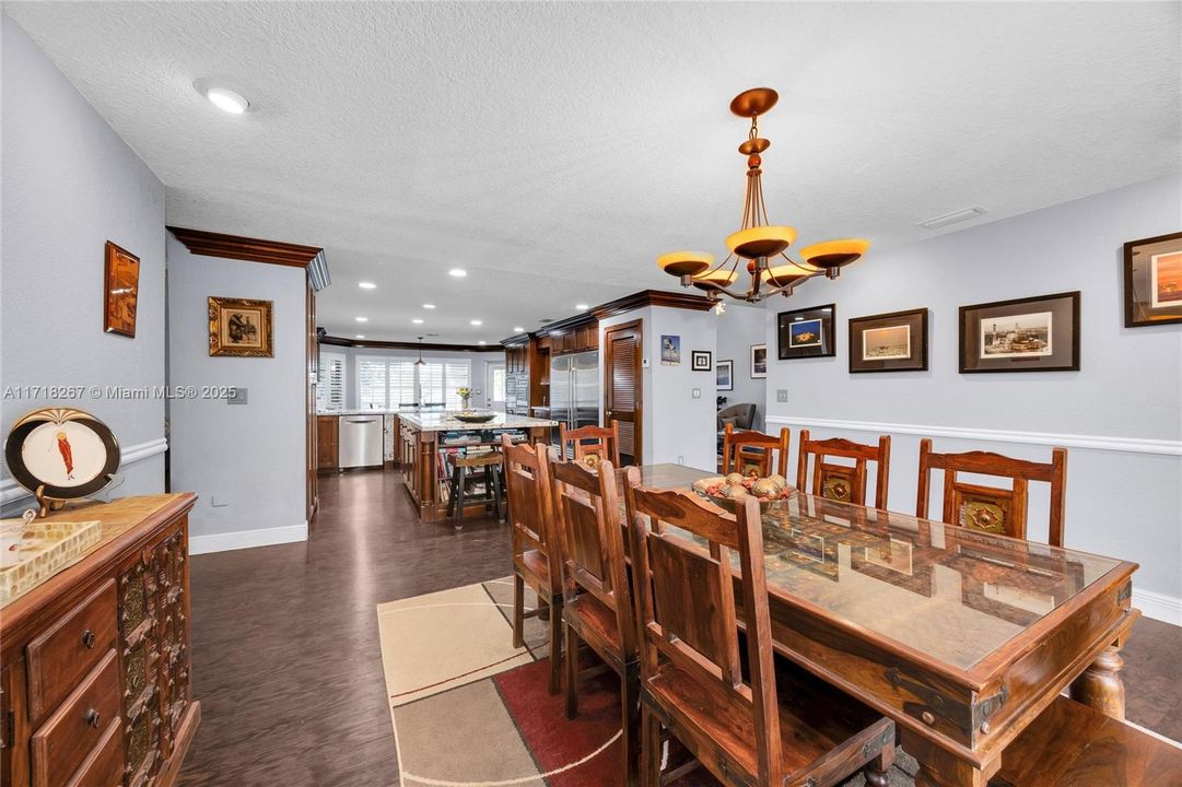 最近售出: $1,250,000 (4 贝兹, 5 浴室, 4698 平方英尺)