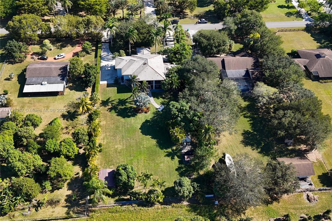 最近售出: $1,250,000 (4 贝兹, 5 浴室, 4698 平方英尺)