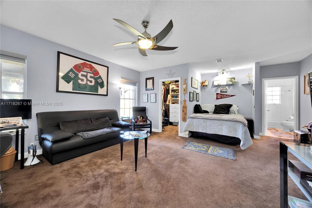 最近售出: $1,250,000 (4 贝兹, 5 浴室, 4698 平方英尺)