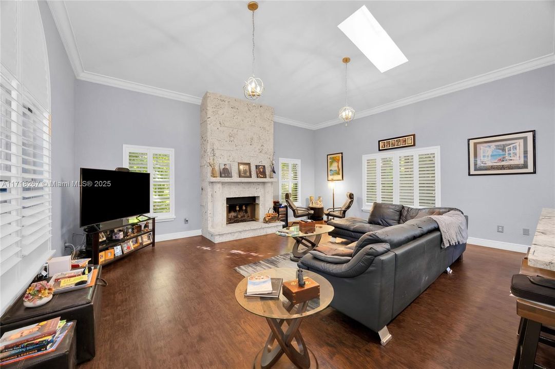 最近售出: $1,250,000 (4 贝兹, 5 浴室, 4698 平方英尺)