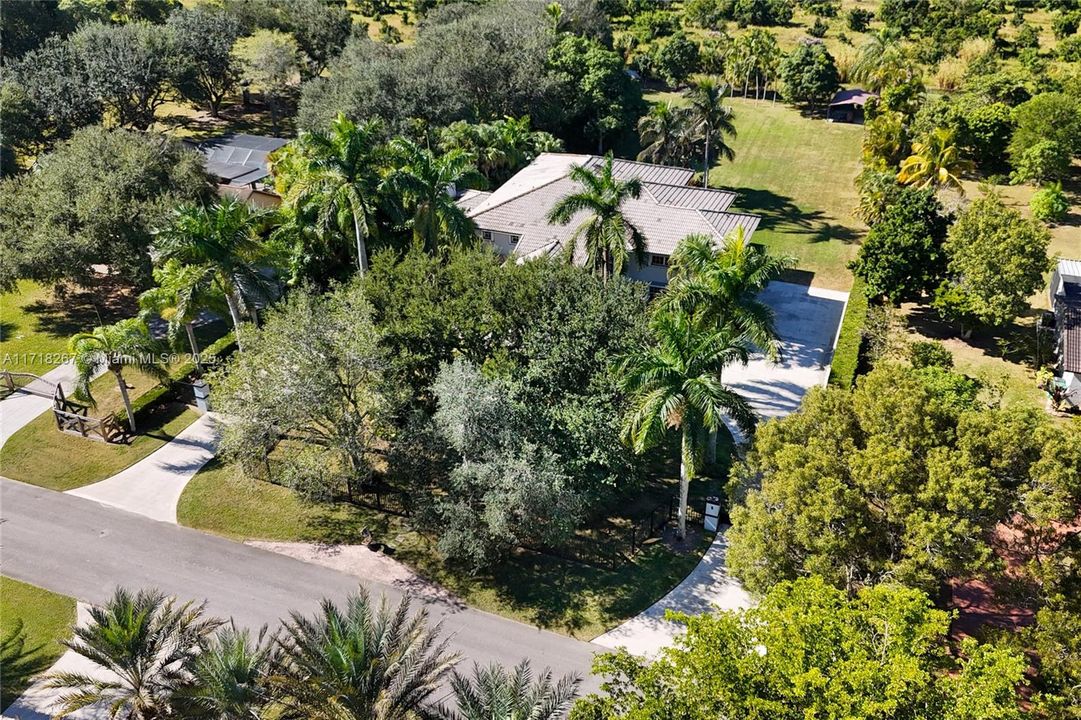 最近售出: $1,250,000 (4 贝兹, 5 浴室, 4698 平方英尺)