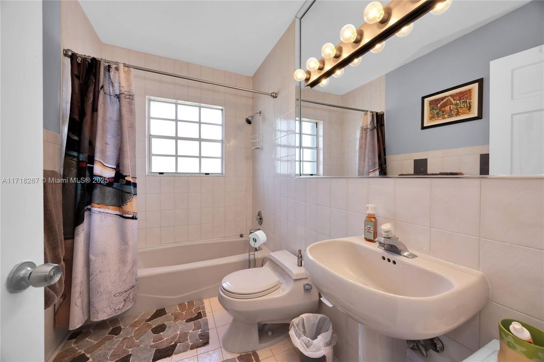 最近售出: $1,250,000 (4 贝兹, 5 浴室, 4698 平方英尺)