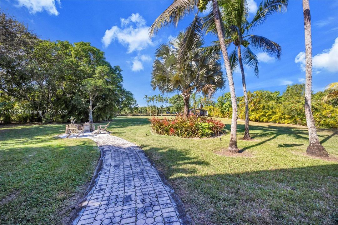 最近售出: $1,250,000 (4 贝兹, 5 浴室, 4698 平方英尺)