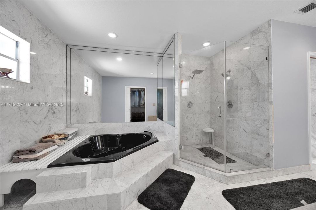 最近售出: $1,250,000 (4 贝兹, 5 浴室, 4698 平方英尺)