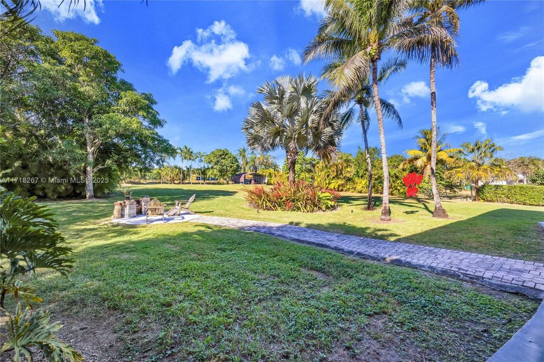 最近售出: $1,250,000 (4 贝兹, 5 浴室, 4698 平方英尺)