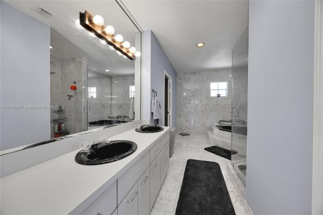 最近售出: $1,250,000 (4 贝兹, 5 浴室, 4698 平方英尺)